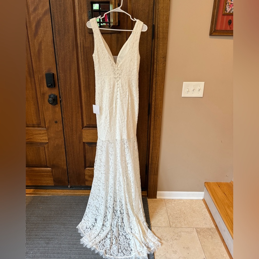Lulu's Elegant Lace Wedding Dress - Picture 2 of 2